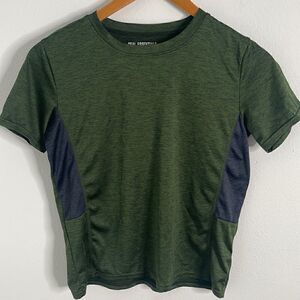 🌟3/20 real essentials short sleeve athletic shirt.  Size Boys Large.